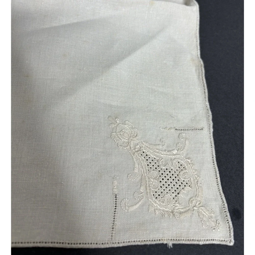2 Art Deco Napkins Embroidered Cutwork Edge Ivory 16x 16 Handkerchief Vtg READ